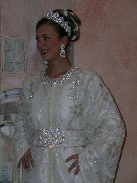 une tres belle tkichata blanche pour la marieé